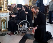 Братия молится.