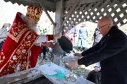 У колодца водосвятный молебен
