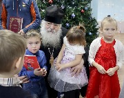 С ребятами у елки