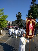 Крестный ход на острове Корфу в Греции в память о спасении острова от турецкого нашествия в 1716 году. С хоругвью паломник из Чебоксар Семакин Павел Аркадьевич.