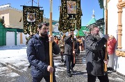 Крестный ход вокруг храма.