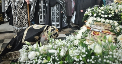 Вечерня и вынос Святой Плащаницы.