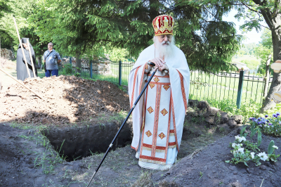 Отпевание и погребение иеродиакона Арсения на подворье монастыря в селе Б. Сундырь Моргаушского района за храмом во имя Святой Живоначальной Троицы, на монастырском братском кладбище.