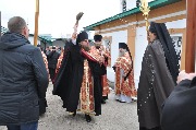 Крестный ход по территории монастыря.
