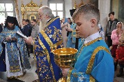 Лучших воспитанников Воскресной школы отец наместник приглашает помогать в алтаре за богослужением.