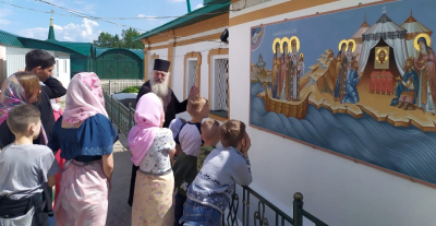 Дети Социально - реабилитационного центра г.Чебоксары в гостях у наместника Чебоксарского Свято-Троицкого мужского монастыря.