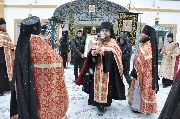 Крестный ход в стенах монастыря.