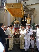 Святитель Спиридон выходит из храма на Крестный ход по городу Керкира.