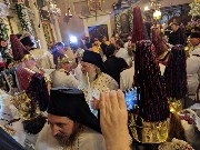 По окончании Божественной литургии и Параклисиса все выходят на Крестный ход по исторической части города Керкира.