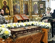 Отец наместник у Плащаницы.