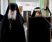 Наместник молился с братией и прихожанами