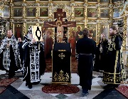 Евангелие изнесено на середину храма