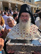 У отца Василия десница Святителя Спиридона. Крестный ход на острове Корфу в Греции в память о спасении острова от турецкого нашествия в 1716 году