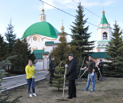 Благотворительная помощь по уборке территории монастыря.