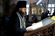 игумен Тихон читает покаянный канон.