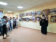 Слушают отца Василия