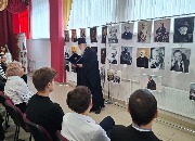 На выставке в школе 27