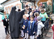 Благословил всех иконочками святителей Казанских чудотворцев Гурия, Германа и Варсонофия.