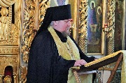 Отец Елисей читает проповедь.