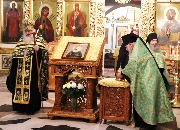 На полиелей вынесли ковчежец с частицей мощей блаженной.