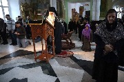 Канон читает наместник монастыря
