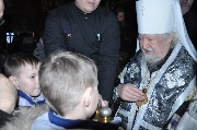 Владыка Варнава Владыка благословил каждого, пришедшего в этот вечер в собор.