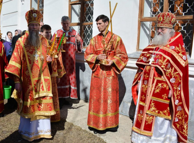 В Светлую субботу архимандрит Василий (Паскье) сослужил Божественную литургию Главе Чувашской митрополии Высокопреосвященнейшему Варнаве, в Киево-Николаевском Новодевичьем монастыре г. Алатырь.